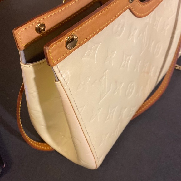 Authentic Louis Vuitton monogram Vernis Roxbury Drive cream handbag. - Picture 15 of 16